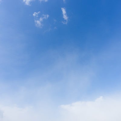少し雲が出てきた空の写真