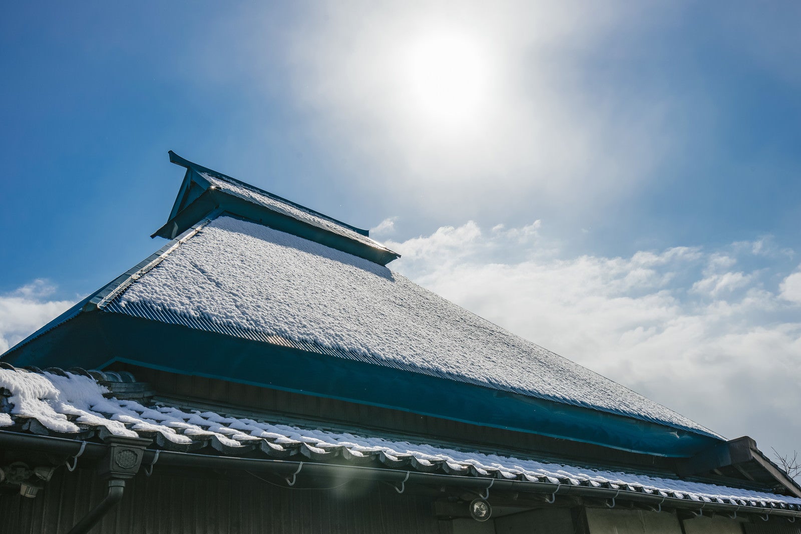 「屋根に薄っすら雪が残る」の写真