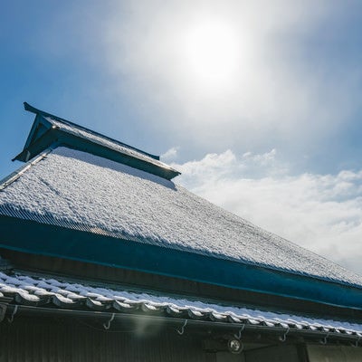 屋根に薄っすら雪が残るの写真