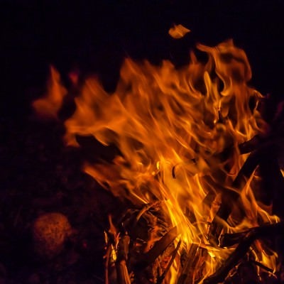 夜の焚き火の写真