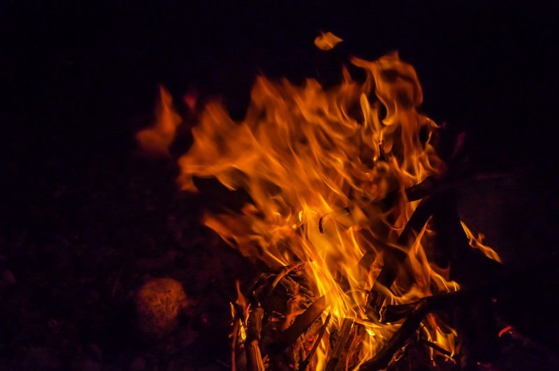 夜の焚き火の写真
