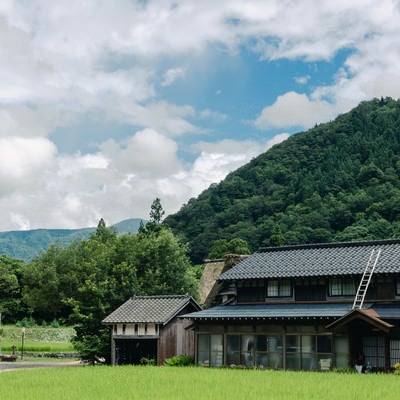 山に囲まれた菅沼集落（富山県南砺市）の写真