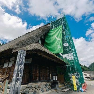 村上家葺き替え工事用足場（富山県南砺市）の写真