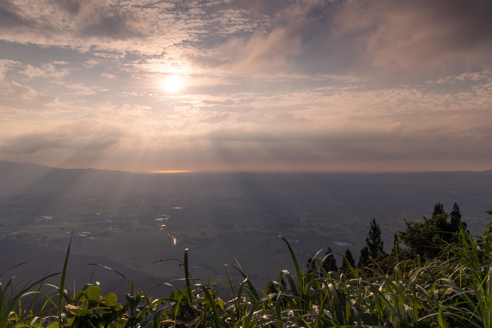 「夕暮れ時の大谷ハンググライダー離陸台（富山県南砺市）からの景観」の写真