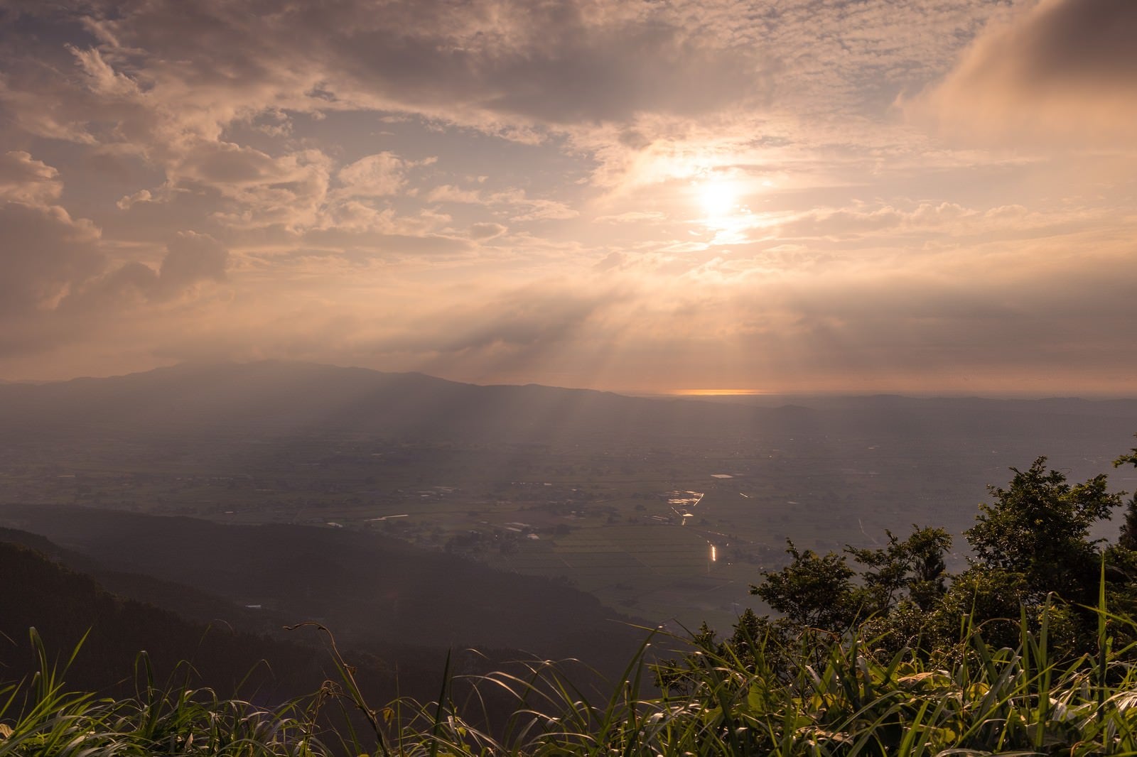 「散居村を包む天使の梯子（富山県南砺市）」の写真