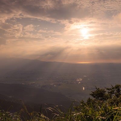 散居村を包む天使の梯子（富山県南砺市）の写真