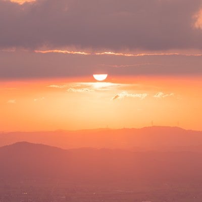 沈む夕日と散居村（富山県南砺市）の写真