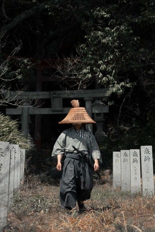 大和田稲荷神社を後にする侍の写真