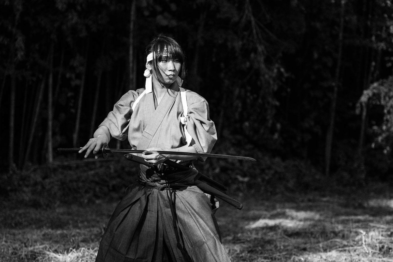 「刃を握り構えをとる侍」の写真［モデル：まーこ］