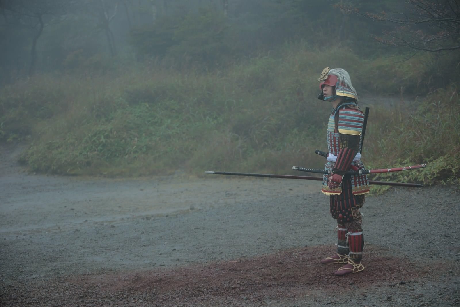 「呆然と立ち尽くす当世具足を纏う武士」の写真［モデル：まーこ］