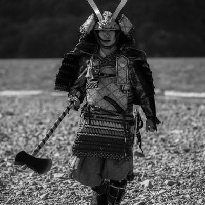斧を手に取る大鎧を纏う武士の写真