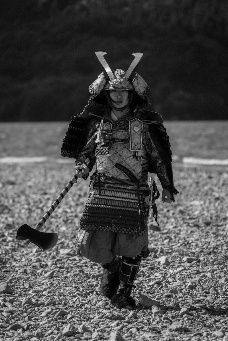 「斧を手に取る大鎧を纏う武士」の写真［モデル：まーこ］