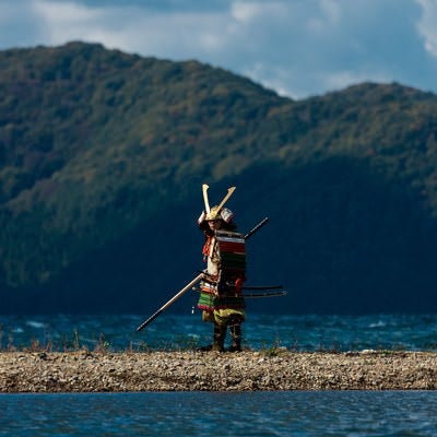 猪苗代湖に佇む大鎧を纏う武士の写真