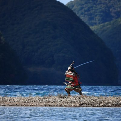 中州で刀を振り回す武士の写真