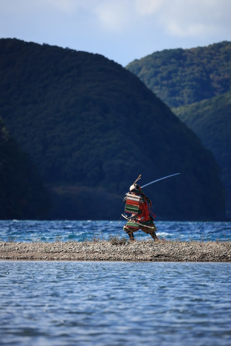 中州で刀を振り回す武士の写真