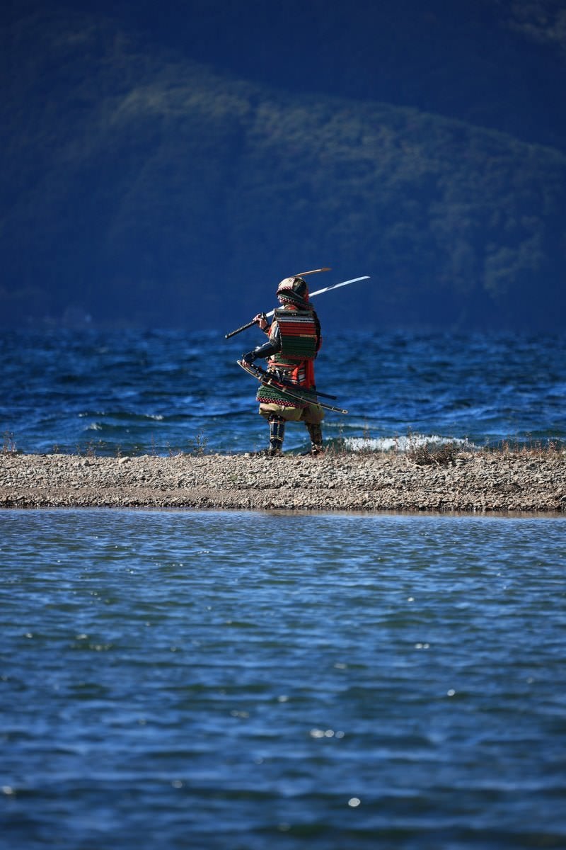 「日本刀を肩にかける大鎧を纏う侍」の写真［モデル：まーこ］