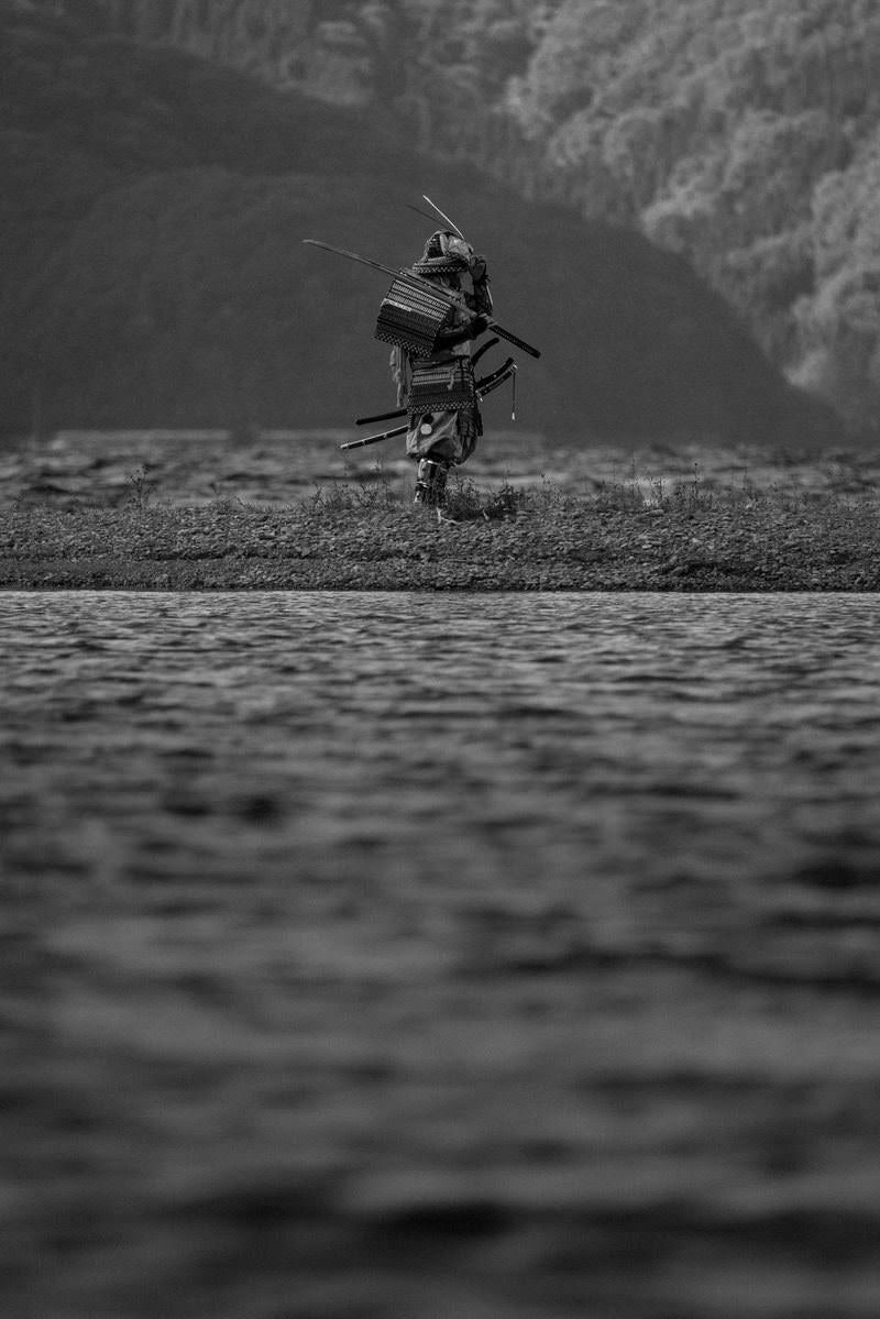 「中州で刀を肩に担ぐ甲冑侍」の写真［モデル：まーこ］