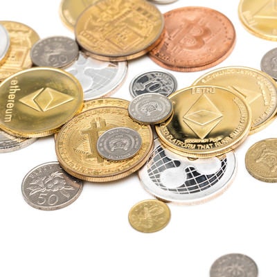 散らばったシンガポールドル（フィアット）と仮想通貨の写真