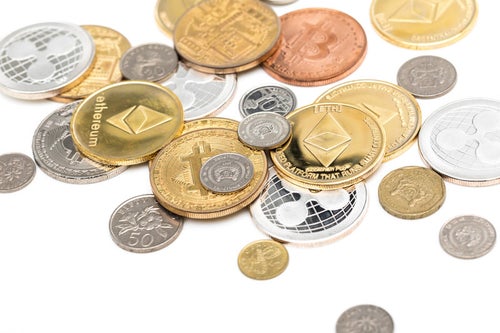 散らばったシンガポールドル（フィアット）と仮想通貨の写真