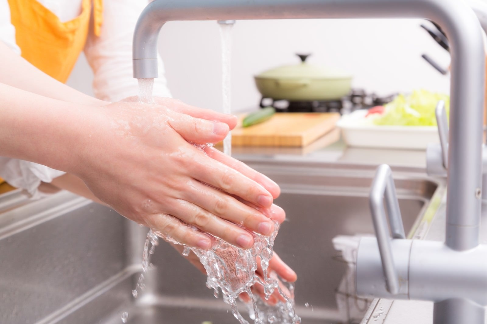 「料理の前は必ず手を洗いましょう」の写真［モデル：五十嵐夫妻］