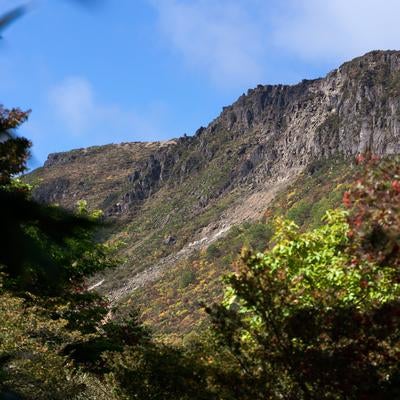 馬車道からの安達太良山の秋の風景の写真