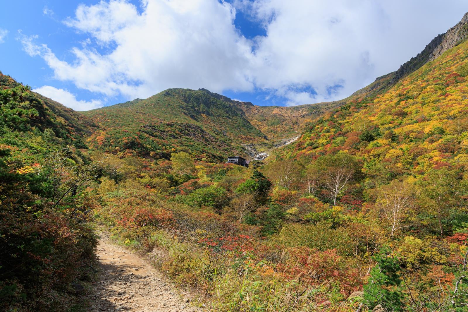 「登山道を彩る紅葉、安達太良山と鉄山の秋の絶景」の写真