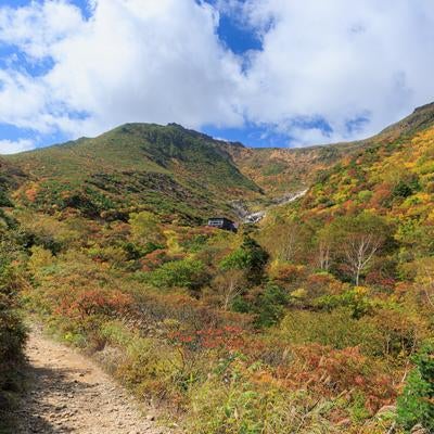 登山道を彩る紅葉、安達太良山と鉄山の秋の絶景の写真