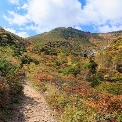 鉄山から見る安達太良山の秋、登山道沿いの紅葉美の写真
