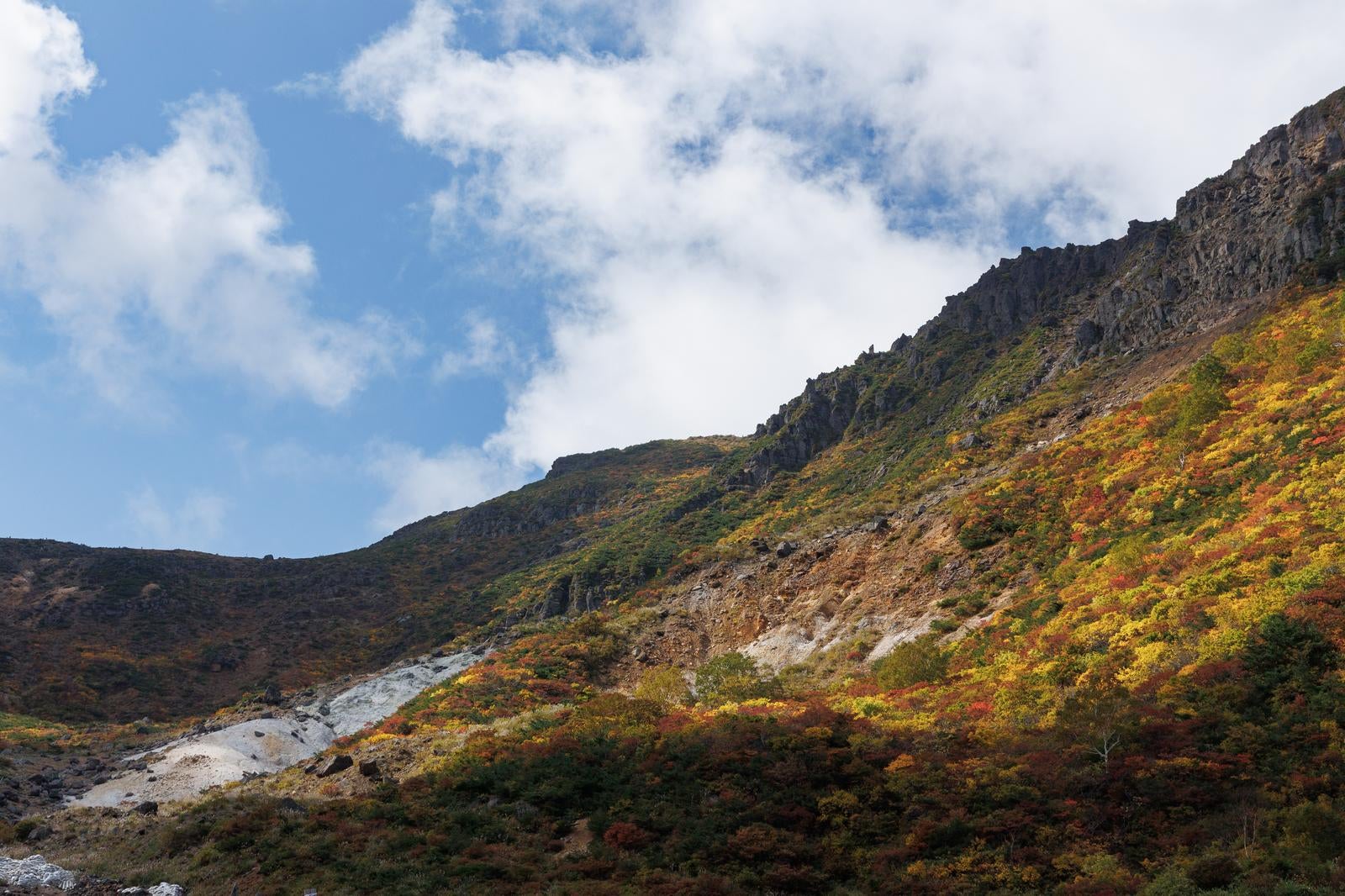 「峰の辻での秋の絶景、紅葉の自然の美」の写真