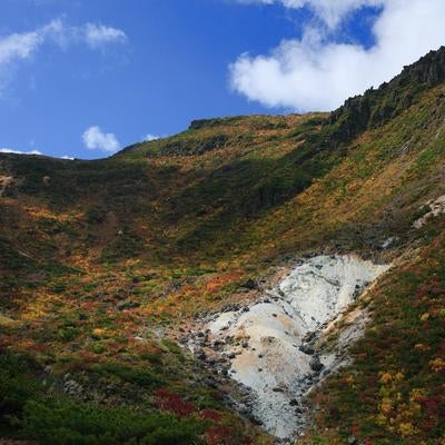 紅葉が織りなす自然と秋の峰の辻の写真