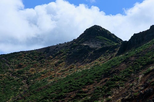 安達太良山の山肌と山頂の魅力の写真