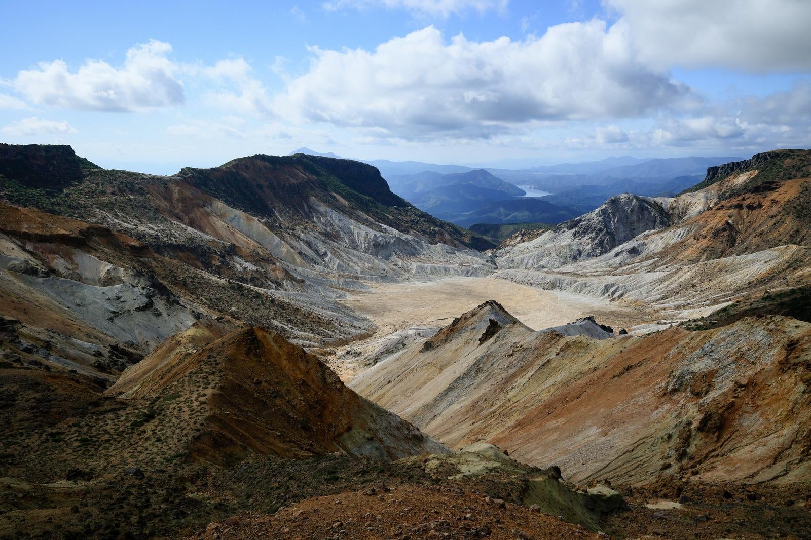 荒涼とした沼ノ平火口、クレーターの神秘 photo