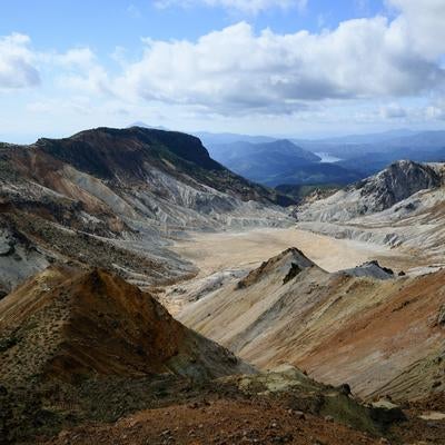 荒涼とした沼ノ平火口、クレーターの神秘の写真