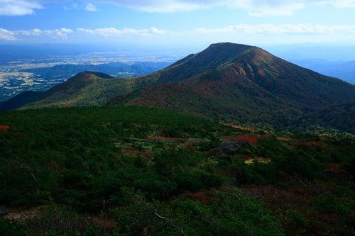 安達太良山と和尚山の秋の眺望の写真