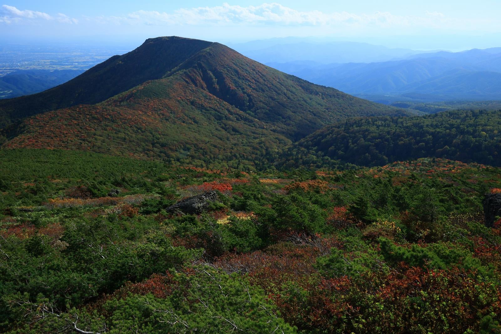 「安達太良山から和尚山の秋の紅葉」の写真