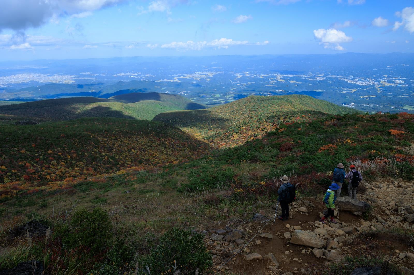 「安達太良山五葉松平周辺の紅葉と登山者」の写真