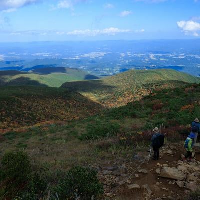 安達太良山五葉松平周辺の紅葉と登山者の写真