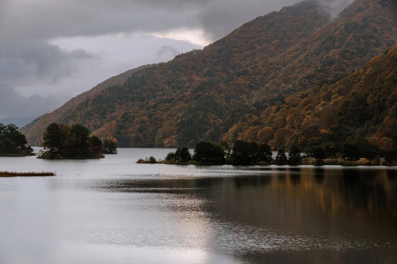 「秋元湖で感じる静けさ、薄明の時間に映える紅葉」の写真