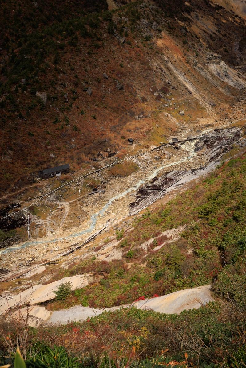「沼尻ルート湯畑周辺の秋色」の写真