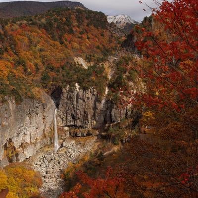 白糸の滝と断壁の秋の写真