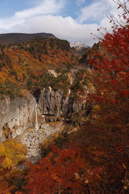 白糸の滝と断壁の秋の写真