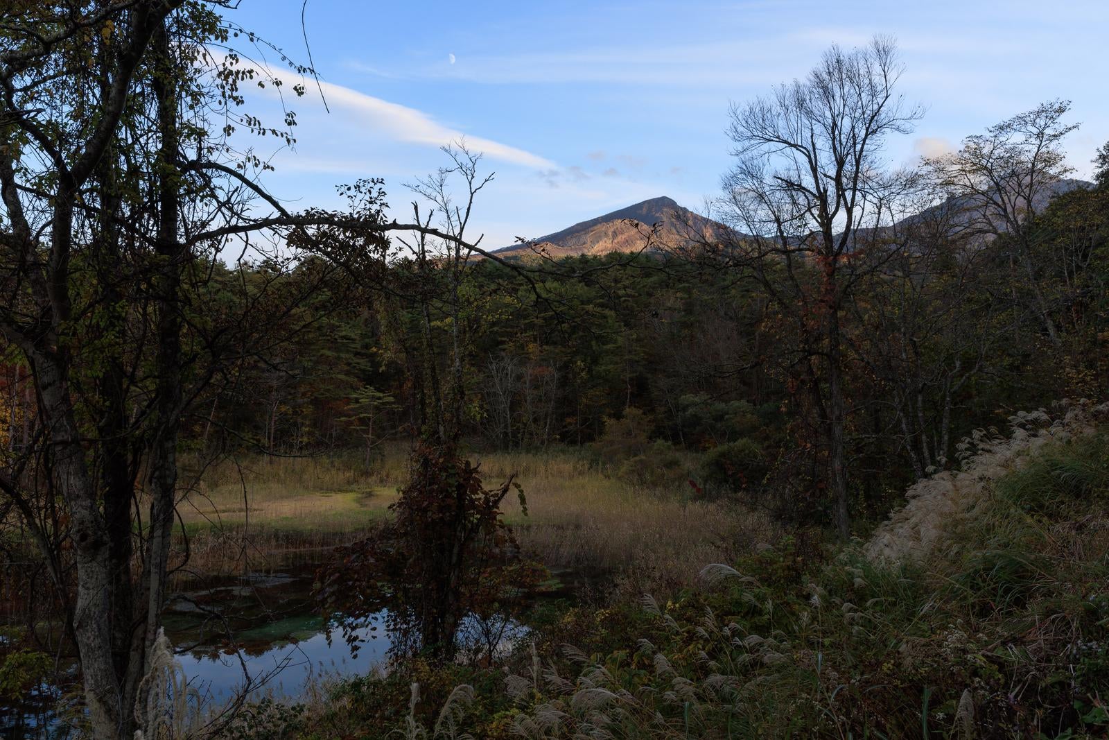 「磐梯山と水面に反映される青空」の写真