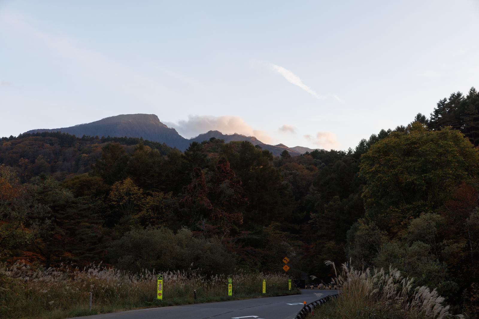 「猪苗代町の道路から川上登山道を通じた磐梯山へのアクセス」の写真