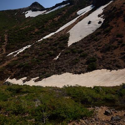 安達太良山頂下の雪渓の写真