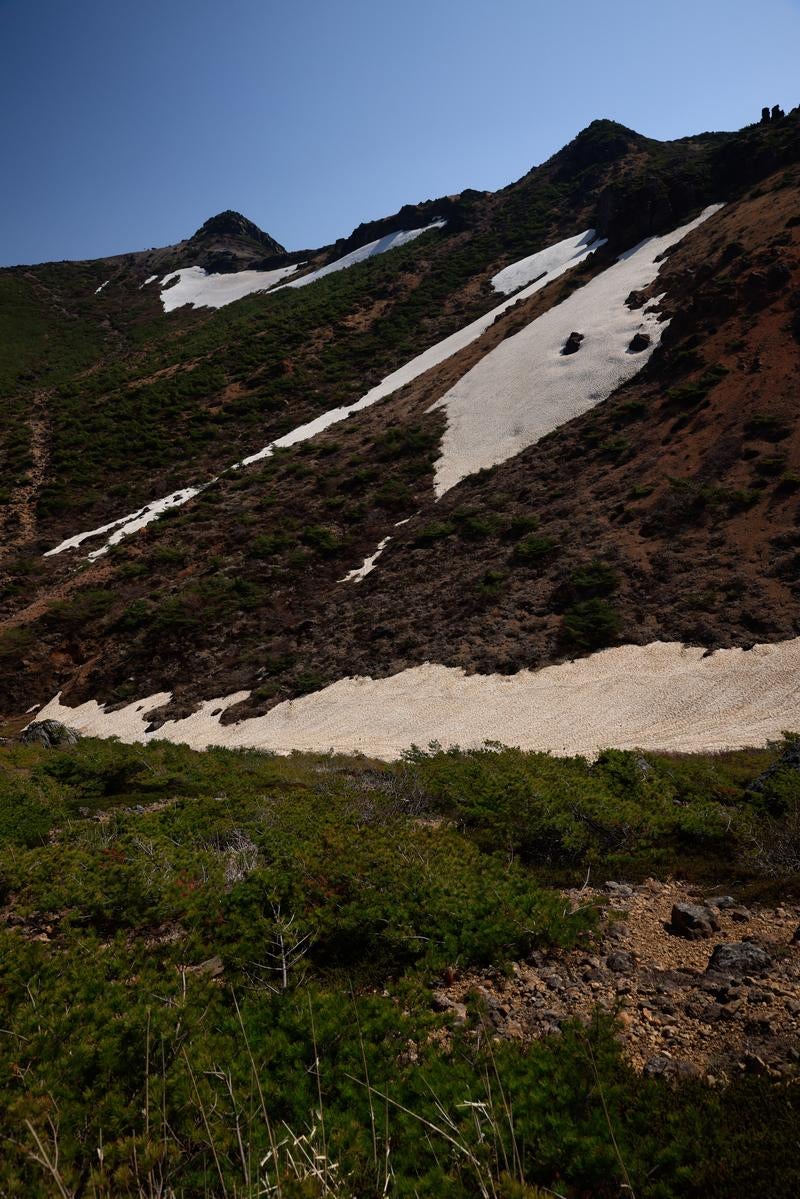 「安達太良山頂下の雪渓」の写真