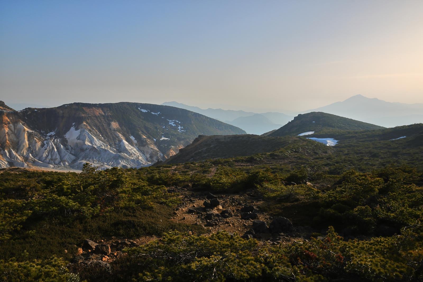 「鉄山避難小屋周辺の登山道からの眺め」の写真