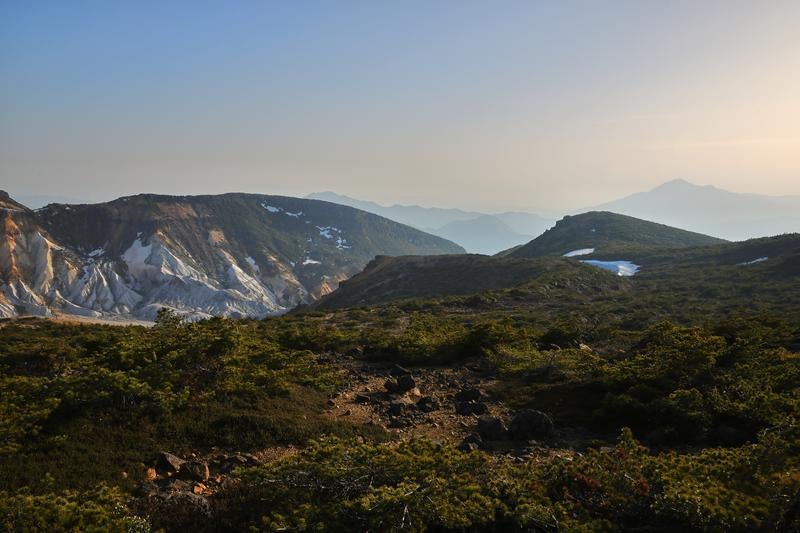 鉄山避難小屋周辺の登山道からの眺めの写真