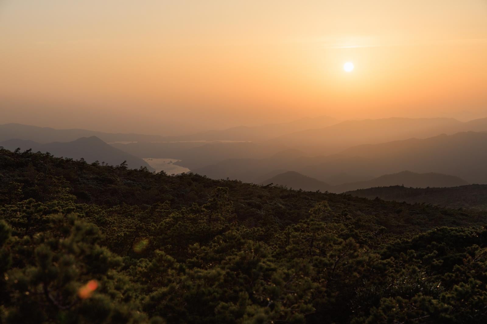 「鉄山避難小屋で見る夕日の風情」の写真