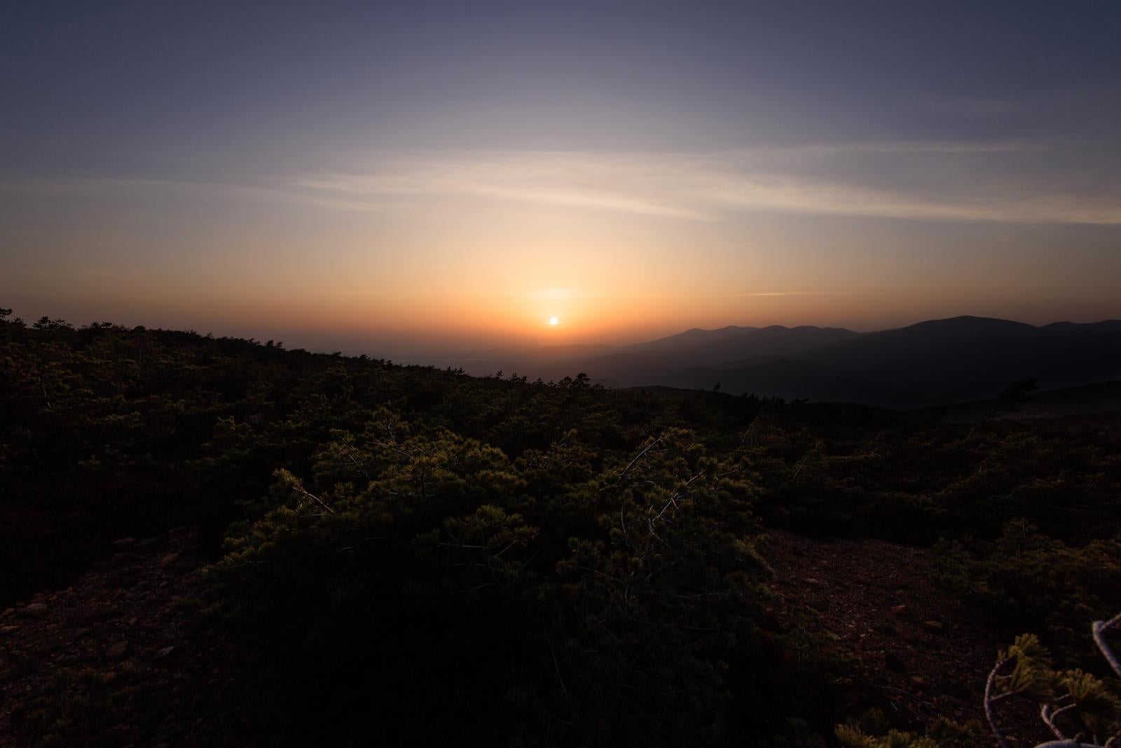 「夕日の美しい調べと避難小屋周辺の夕焼け」の写真