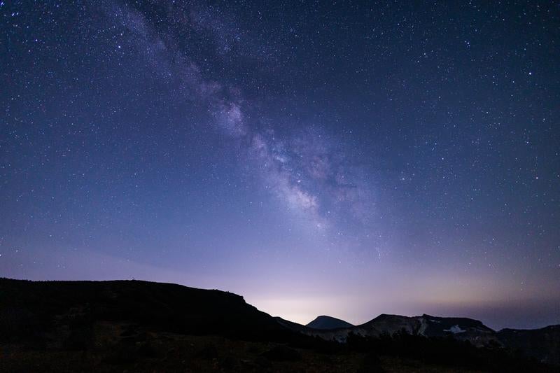 夜空と天の川と星々が照らす沼ノ平火口の写真